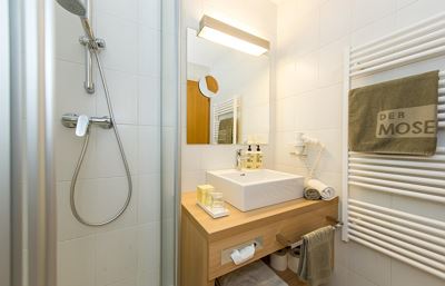 Camera doppia, doccia e bagno, WC, vista lago