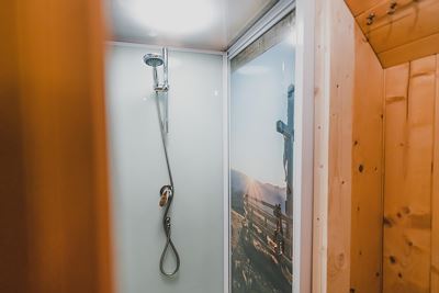 Camera a due letti, doccia/WC sul piano, lato montagna