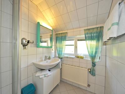 Apartment, shower and bath, toilet, south