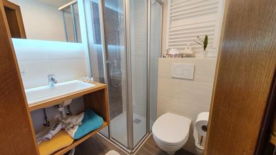 Double room, shower, toilet, north