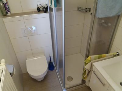 Apartment, shower, toilet, 4 or more bed rooms