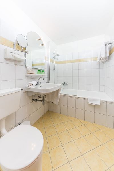 Camera doppia, doccia o bagno, WC, balcone