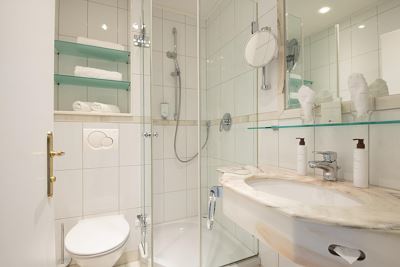 Suite, shower and bath, toilet, east