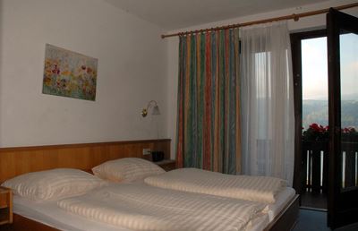 Double room, shower, toilet, lake view