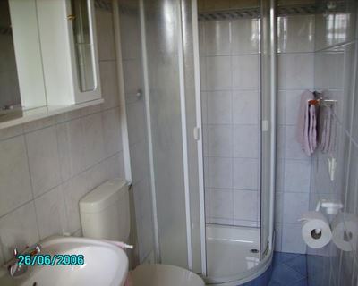 Family room 1A  - shower - toilet - television - 2 rooms, no smoker