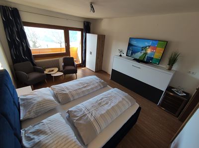 Camera doppia Premium con balcone vista lago (colazione inclusa)