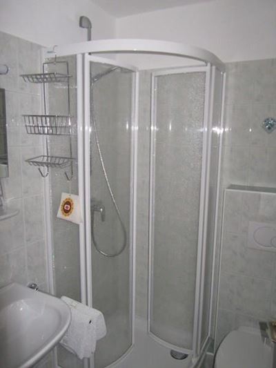 Camera a due letti, doccia o bagno, WC, vista lago