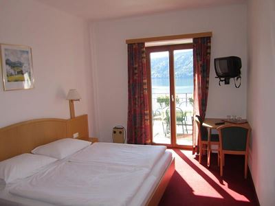 Twin room, shower or bath, toilet, lake view