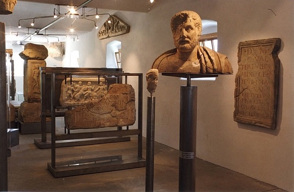 Marmorbildwerke und Inschriften aus der Zeit um 500 n. Chr. im Römermuseum Teurnia